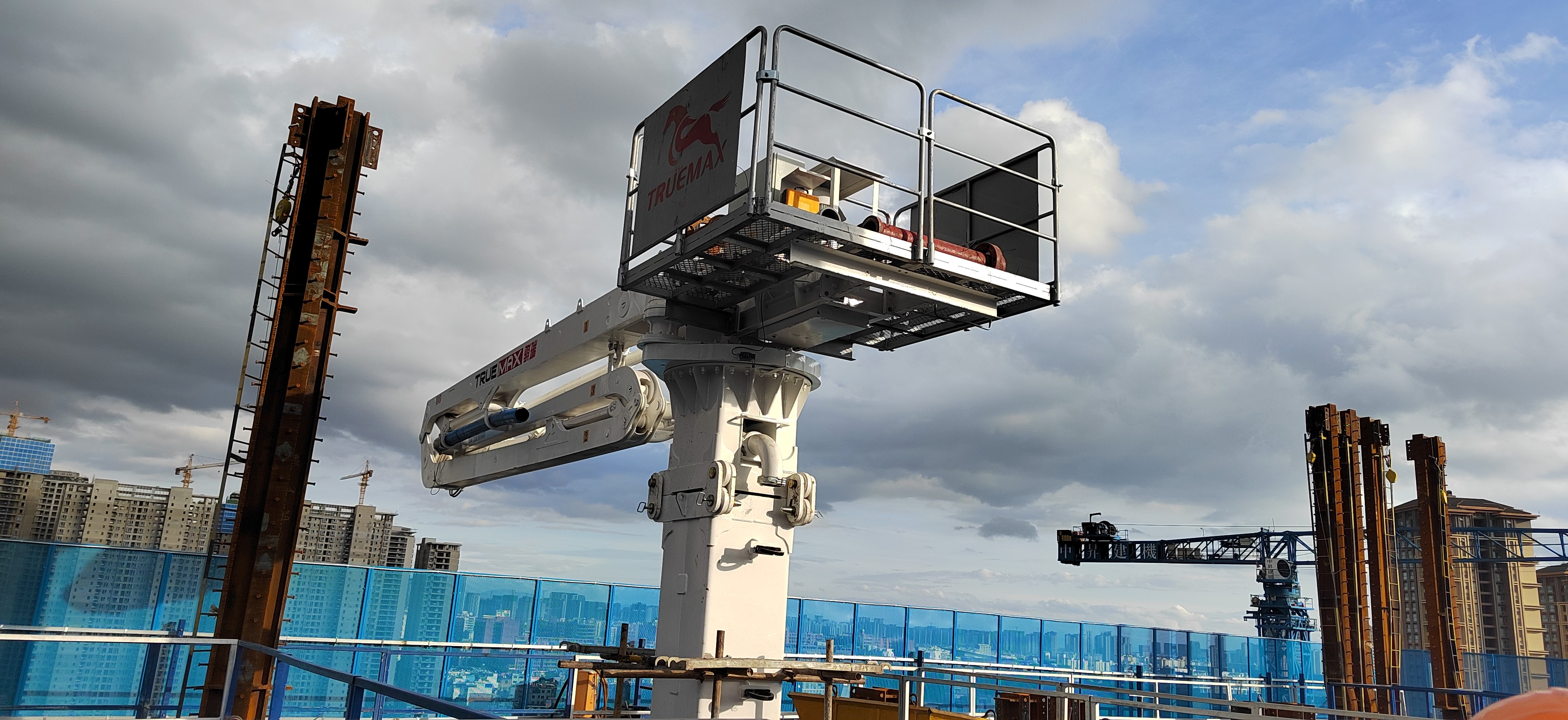 混凝土布料機.jpg 混凝土布料機.jpg